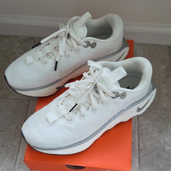 Nike Womens Motiva White and Gray Walking Shoes - Picture 3 of 4